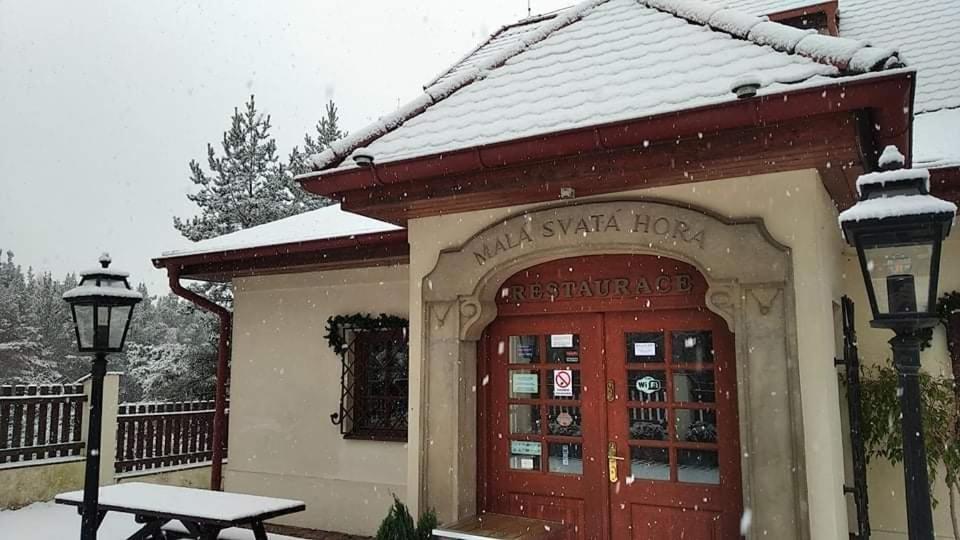 Mala Svata Hora - Penzion & Restaurace Mnisek pod Brdy Exterior photo